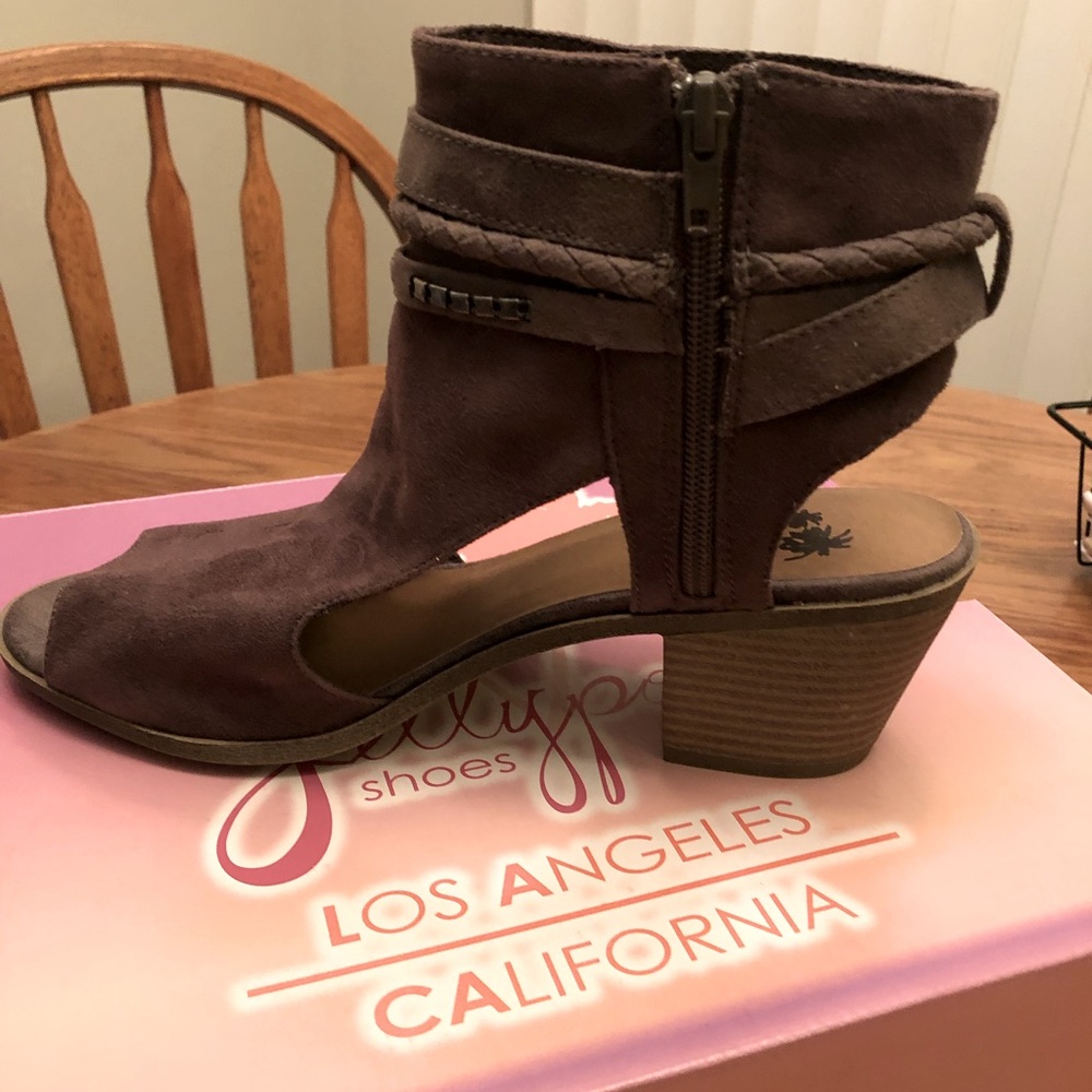 Size 9 1/2 women’s Jelly Pop.  Never worn